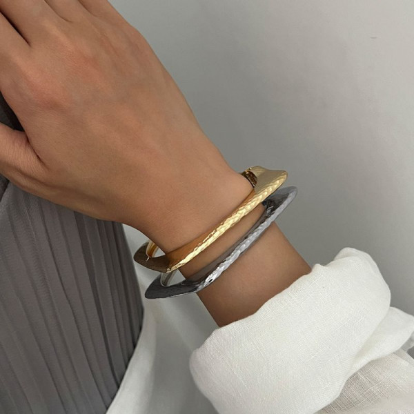 Браслет жесткий квадратной формы тонкий CJS98316