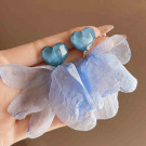 Акцентные серьги пусеты с синими сердцами и шифоновыми лепестками CJN48748