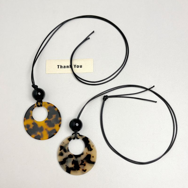 Крупная подвеска с леопардовым принтом на шнурке CJH71588