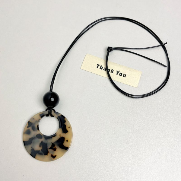 Крупная подвеска с леопардовым принтом на шнурке CJH71588