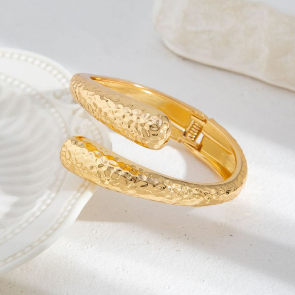 Браслет жесткий спиралевидный в два оборота CJM15255