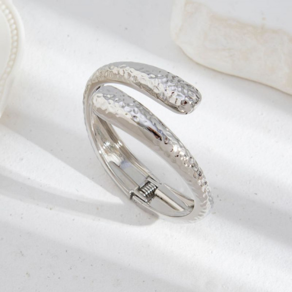 Браслет жесткий спиралевидный в два оборота CJM15255