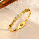 Браслет жесткий с центральным элементом в форме бабочки CJL19783