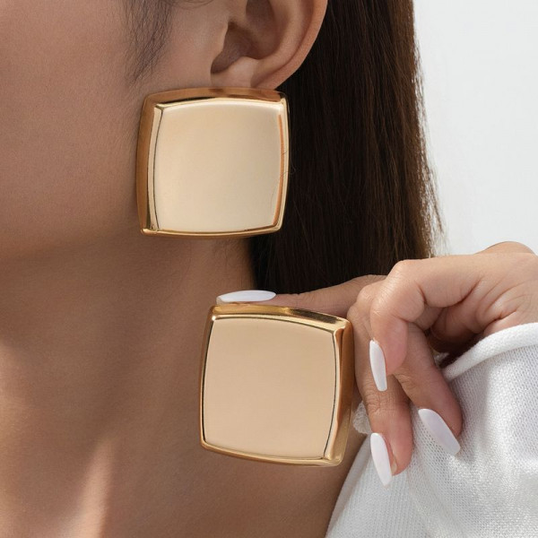 Золотистые металлические серьги-пусеты в форме гладких выпуклых квадратов 1DNS11101CJJ