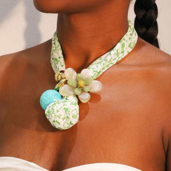 Текстильный чокер с ярким принтом и подвеской-цветком CJP62703