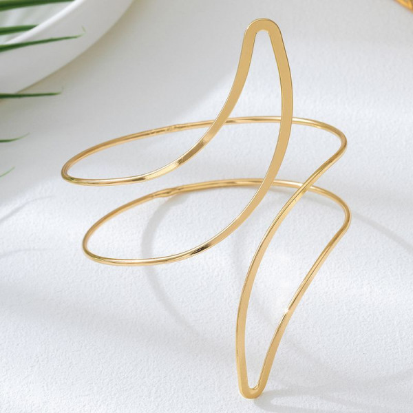 Браслет жесткий спиралевидный из тонких золотистых линий CJQ30781