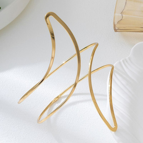 Браслет жесткий спиралевидный из тонких золотистых линий CJQ30781