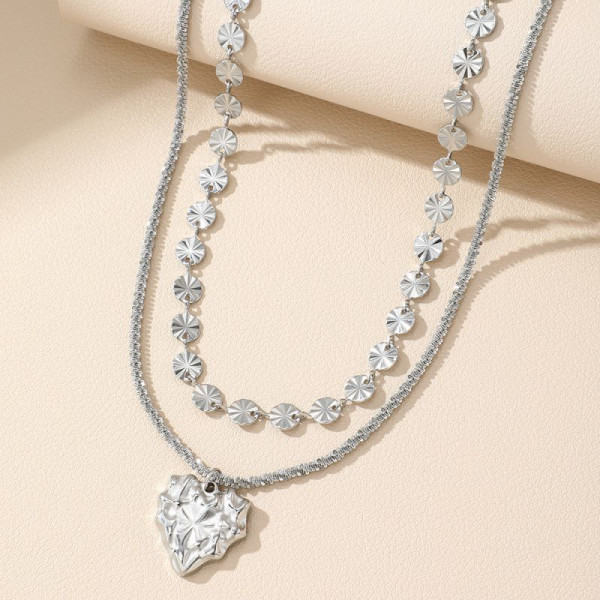 Золотистое многослойное колье с рельефным сердцем CJL77578