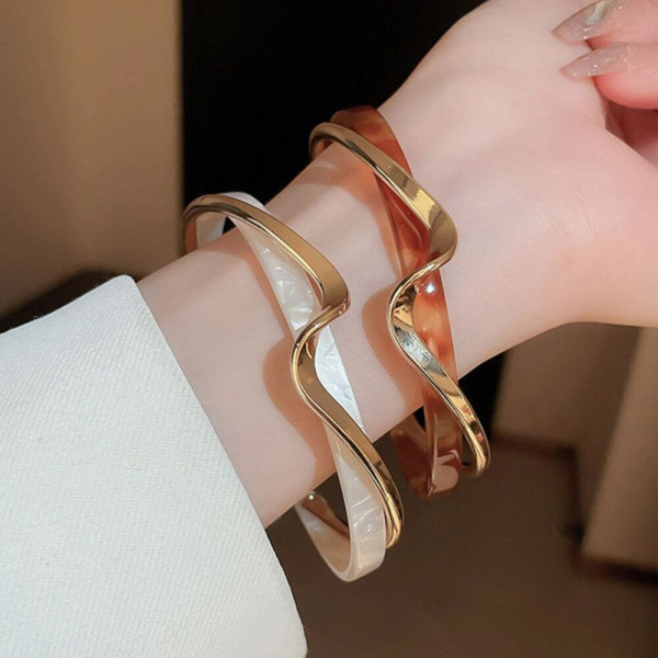 Браслет жесткий асимметричный с волнообразной нитью CJH63032