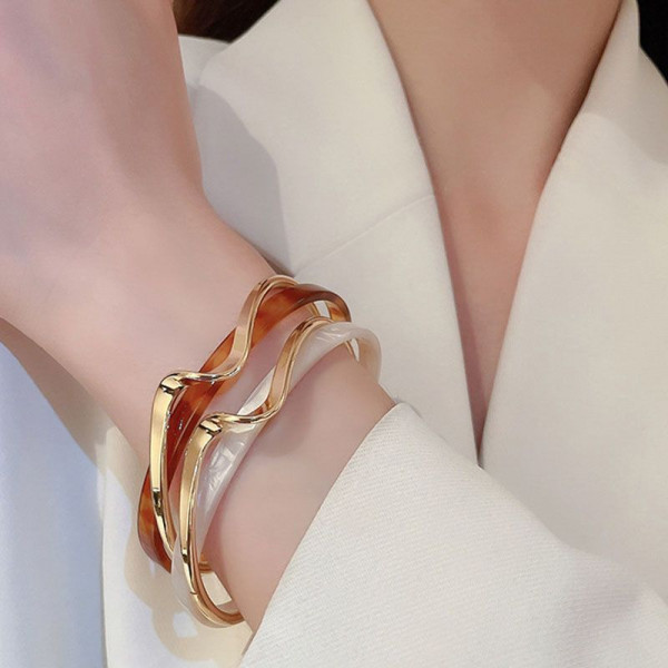 Браслет жесткий асимметричный с волнообразной нитью CJH63032