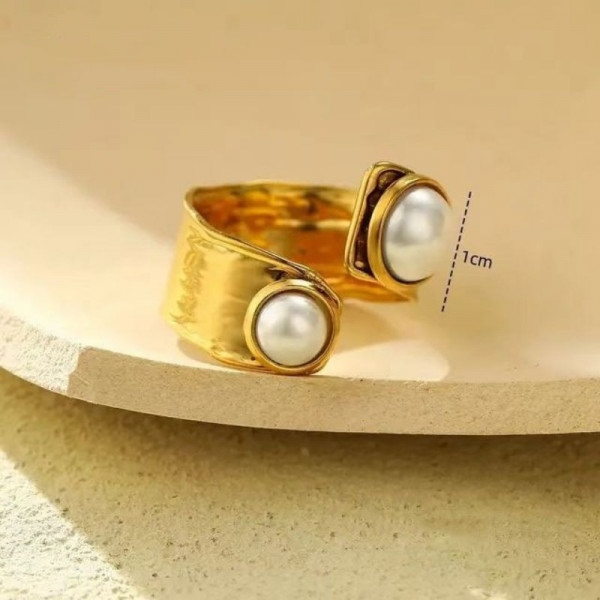 Широкое фактурное кольцо с крупными жемчужинами CJN89890