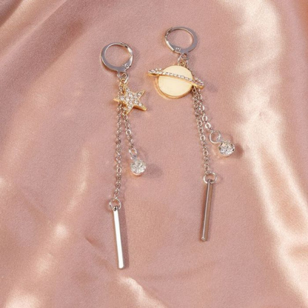 Длинные золотистые серьги с планетами и тонкими цепочками CJH14709