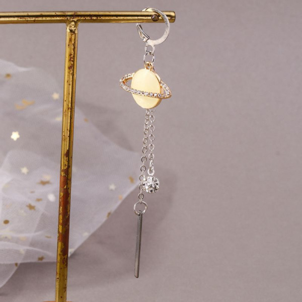 Длинные золотистые серьги с планетами и тонкими цепочками CJH14709