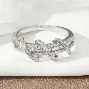 Жесткий браслет с переплетенными линиями и камнями CJJ24566