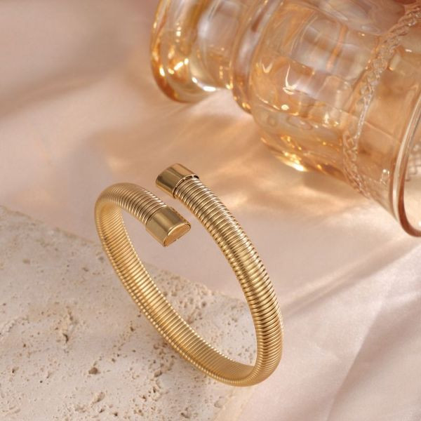 Браслет жесткий разомкнутый с фактурной поверхностью CJL91233