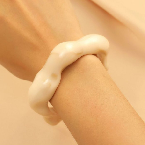 Браслет жесткий волнообразный из цветного полимера CJM62475