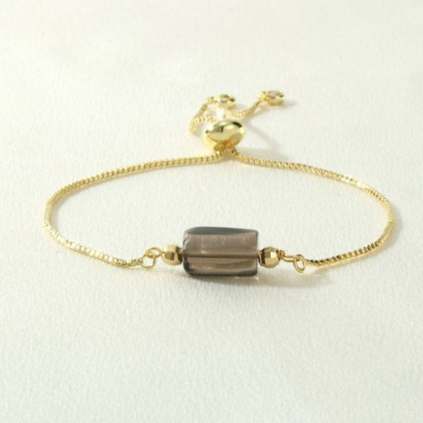 Браслет на золотистой цепочке с цилиндрическим камнем CJM78625