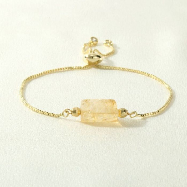 Браслет на золотистой цепочке с цилиндрическим камнем CJM78625