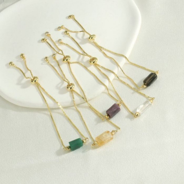 Браслет на золотистой цепочке с цилиндрическим камнем CJM78625