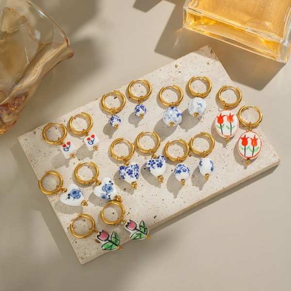 Золотистые серьги-конго с изящными цветными подвесками CJN49712