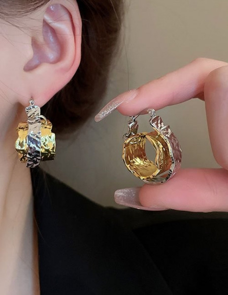 Массивные серьги-кольца с эффектом мятого металла L88900
