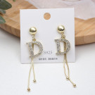 Длинные серьги с буквой D и тонкими цепочками CJG39073