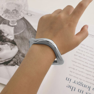 Браслет жесткий вогнутый с зеркальной полировкой CJJ01808