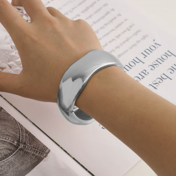 Жесткий браслет CJJ01808