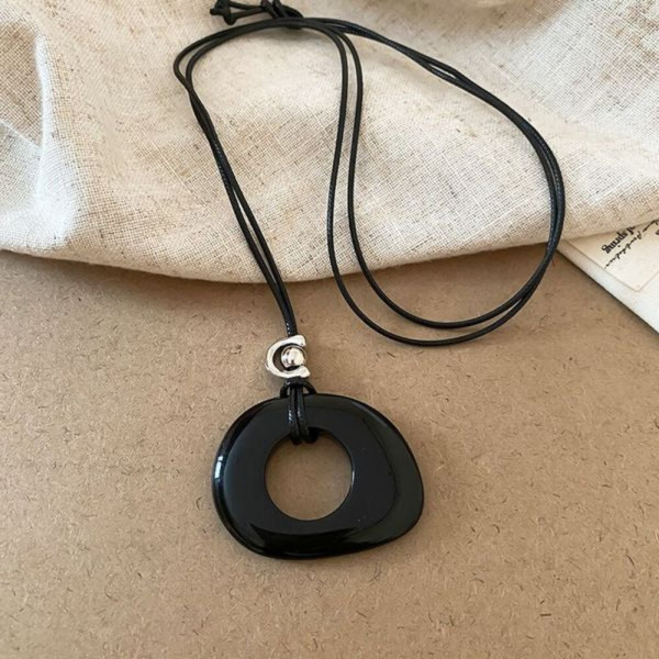 Длинный текстильный лариат с крупным черным кольцом CJJ10453