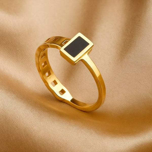 Тонкое кольцо с черной прямоугольной вставкой из эмали J11169CJJ