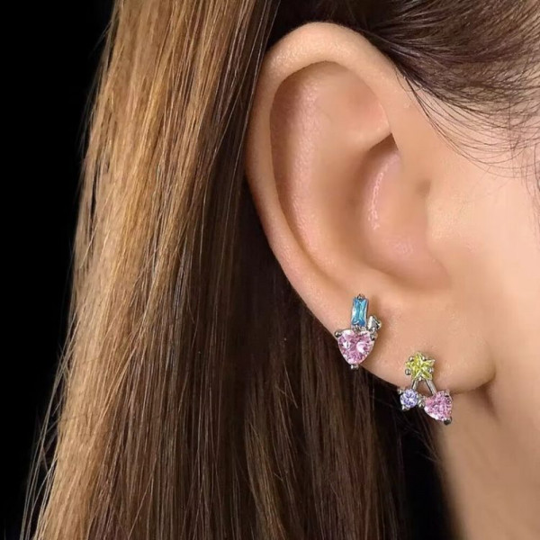 Асимметричные золотистые серьги пусеты из меди Сердце и Цветок 1J11016CJJ