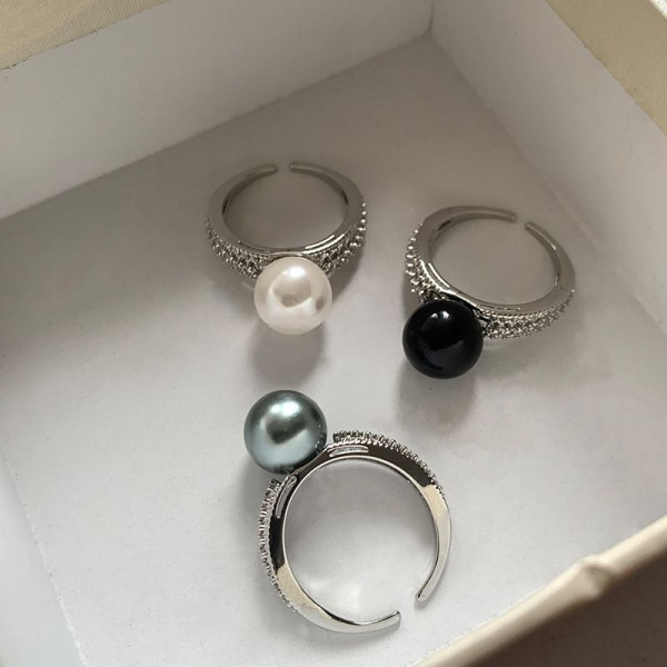 Широкое стальное кольцо с эмалевой вставкой под белый мрамор CJT11252