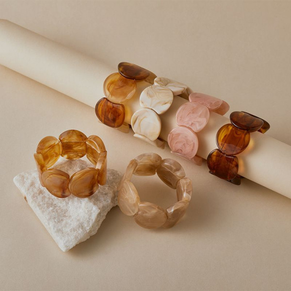 Браслет жесткий акриловый в форме объемного банта CJN88004