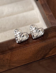 Серебристые серьги-пусеты «Жатые сердца» Z03322