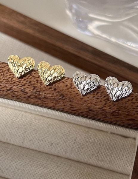 Серебристые серьги-пусеты «Жатые сердца» Z03322