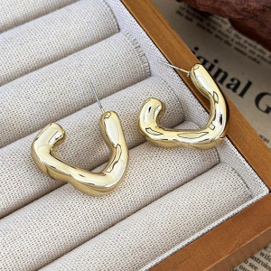 Фактурные золотистые серьги-пусеты неправильной формы CJG70757