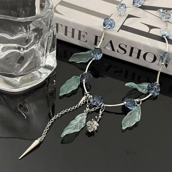 Оригинальное Ожерелье с элементами в виде лепестков CJD68715