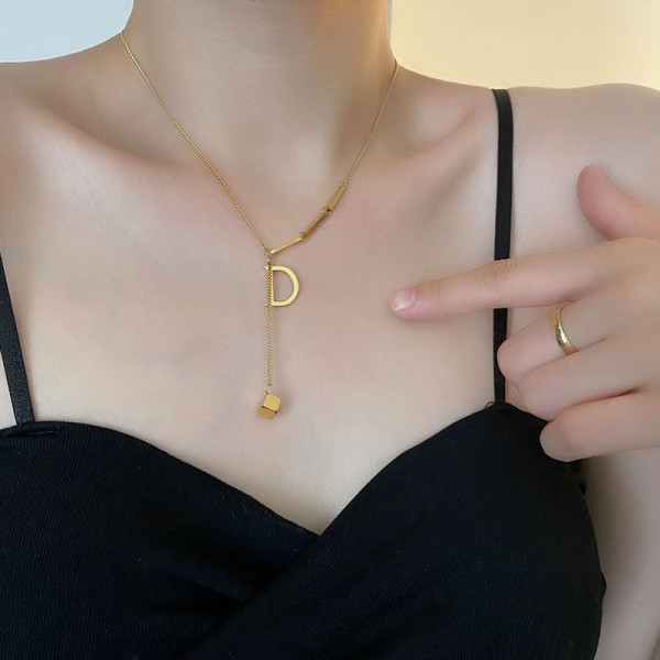 Колье-галстук из стали с буквой и сферой CJG48791