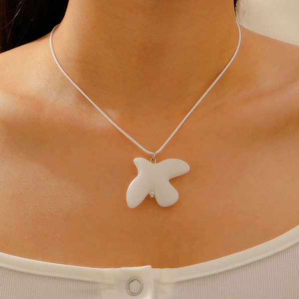 Лаконичное колье с акриловой подвеской в форме птицы 1J11909CJJ