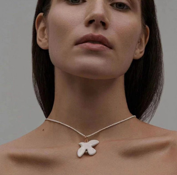 Лаконичное колье с акриловой подвеской в форме птицы 1J11909CJJ