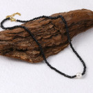 Лаконичные бусы из черного бисера с жемчужиной CJG62011