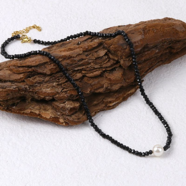 Лаконичные бусы из черного бисера с жемчужиной CJG62011