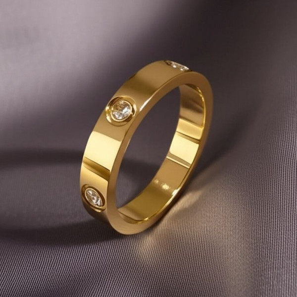 Золотистое кольцо с гравировкой винт и мелкими кристаллами J10201CJJ