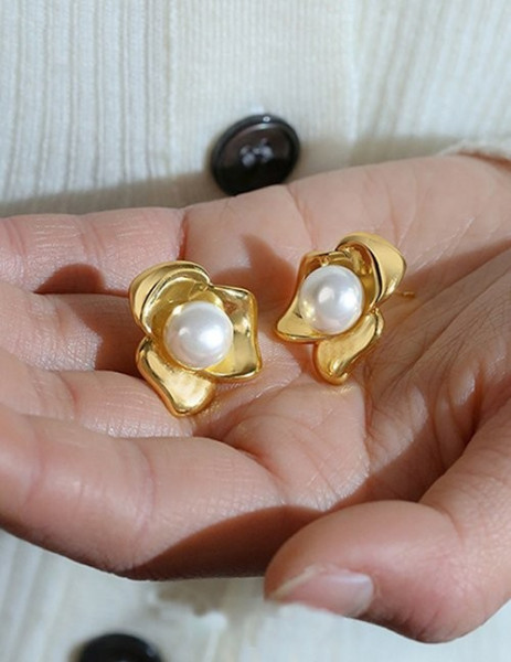 Лаконичные серьги-пусеты золотые лепестки Z55063