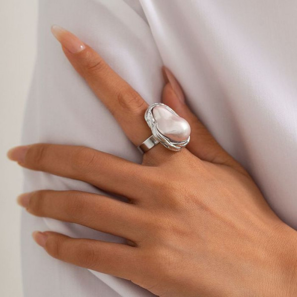 Кольцо с барочным жемчугом в широкой оправе CJM58529