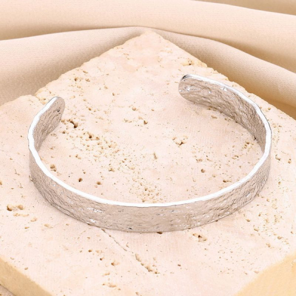 Браслет жесткий с фактурной поверхностью и золотистым напылением CJL76026