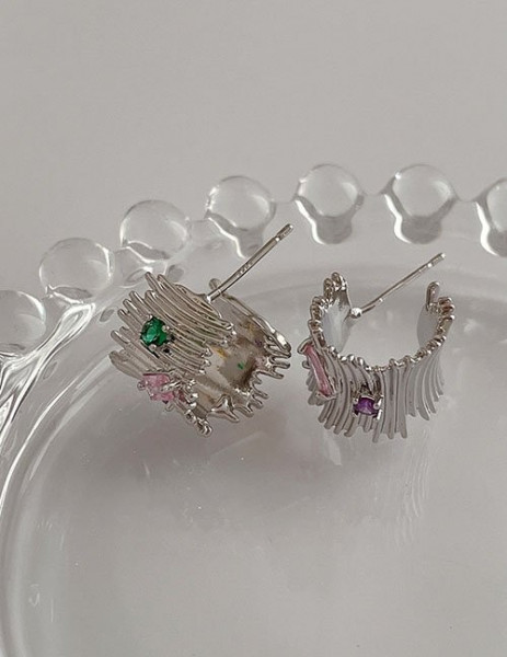 Широкие фактурные полукольца с камнями Z31710