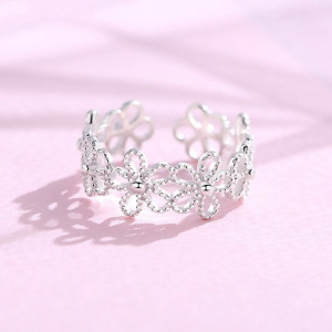 Широкое ажурное кольцо из сплетенных цветов CJC99343