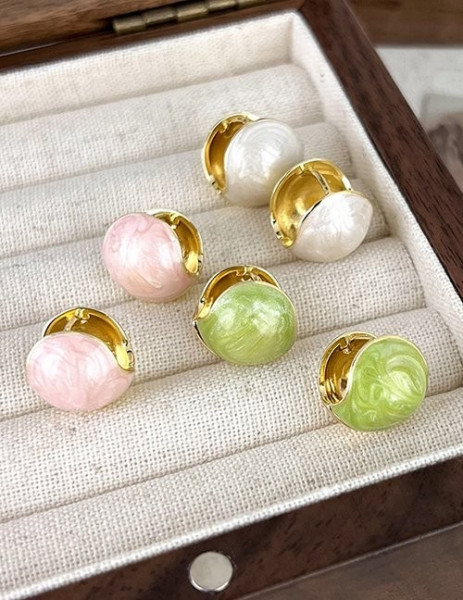 Золотистые серьги-пусеты с крупным жемчугом Z03345