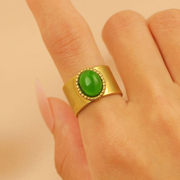 Массивное кольцо с крупным зеленым камнем и орнаментом CJR67893